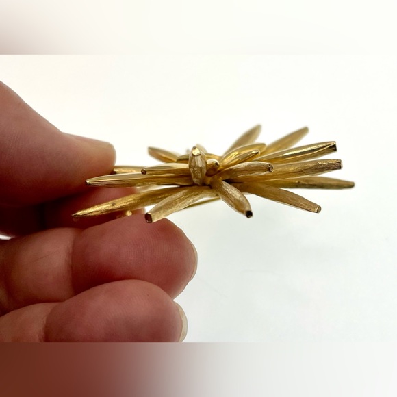 Vintage 50s Signed Boucher Gold Tone Textured Polished Starburst Brooch Pin MCM - Picture 2 of 11